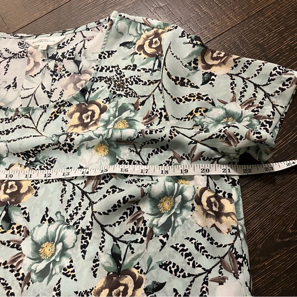 Northern Reflections | Blue floral short sleeve blouse - Picture 4 of 7